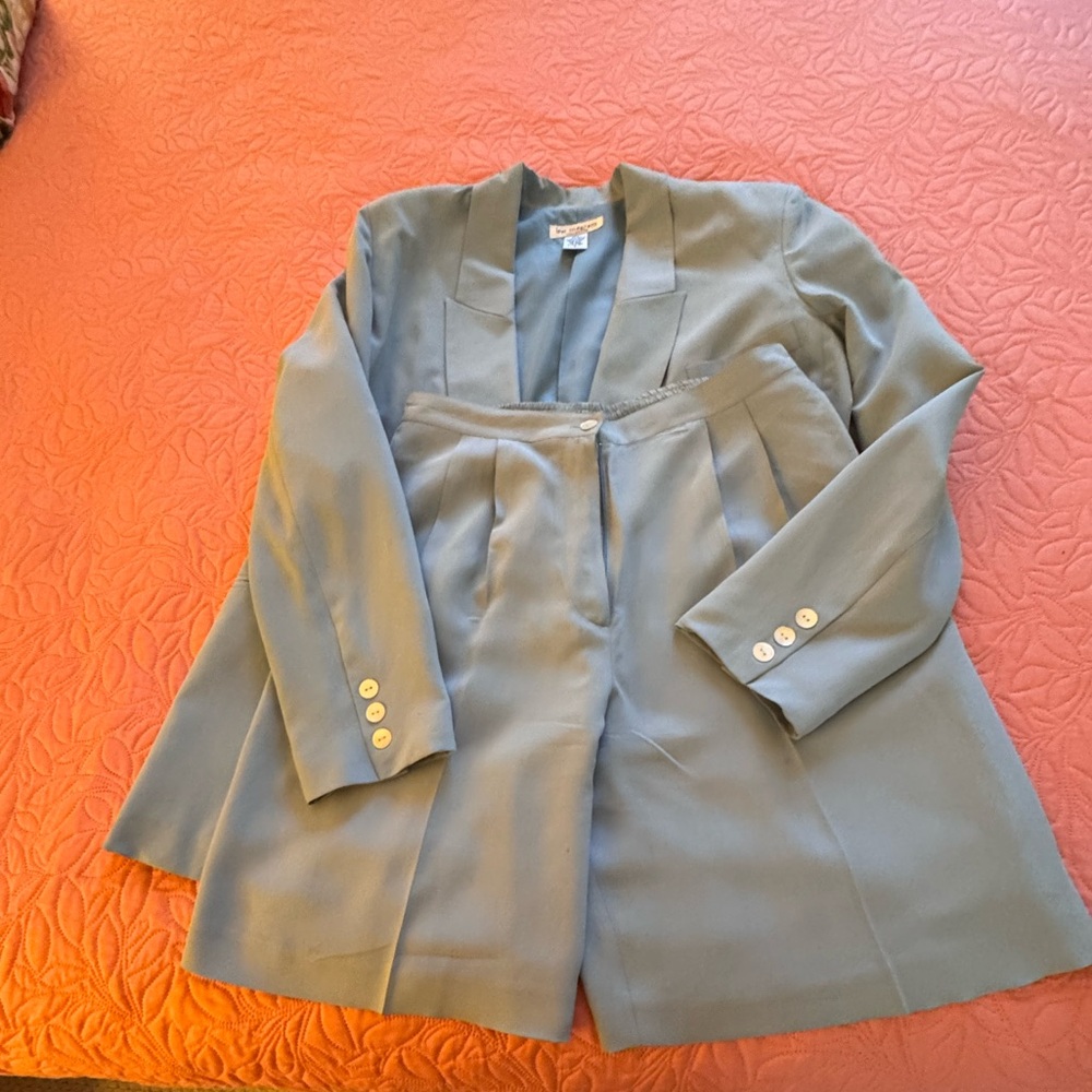 This is a super cute business culotte suit. Easy to wear and very comfortable.